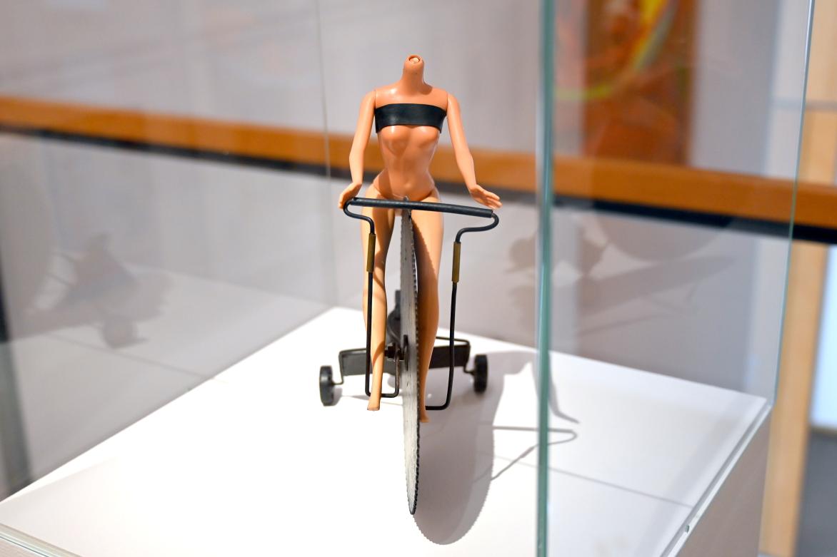 Tomi Ungerer (1963–2010), Tour de France, Schwäbisch Hall, Kunsthalle Würth, Ausstellung "Sport, Spaß und Spiel" vom 13.12.2021 - 26.02.2023, Obergeschoß, 2009, Bild 4/5
