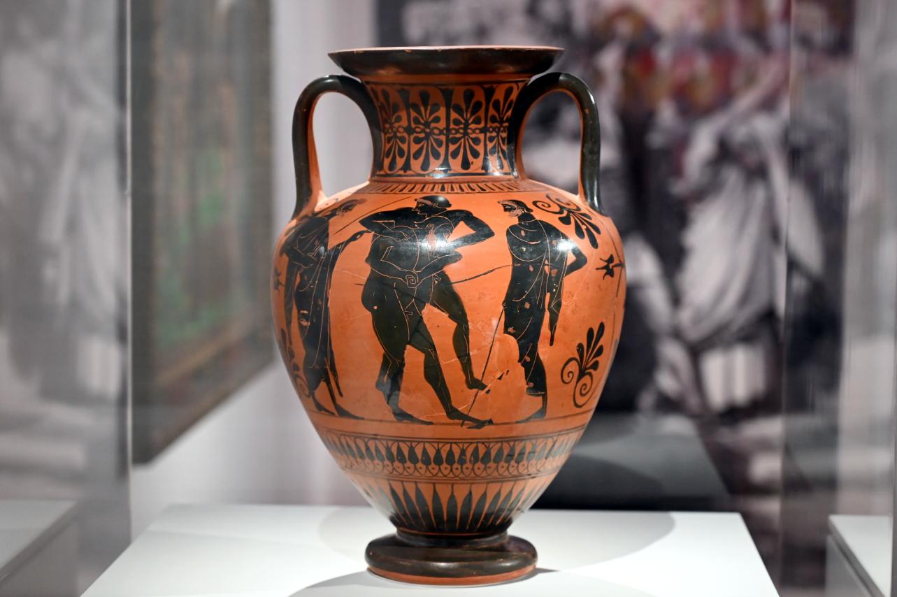 Leagros-Gruppe (505 v. Chr.), Schwarzfigurige Amphora mit Darstellungen zweier Ringer sowie des Kampfes zwischen Apoll und Herakles um den delphischen Dreifuß, Schwäbisch Hall, Kunsthalle Würth, Ausstellung "Sport, Spaß und Spiel" vom 13.12.2021 - 26.02.2023, Untergeschoß, 510–500 v. Chr., Bild 2/3