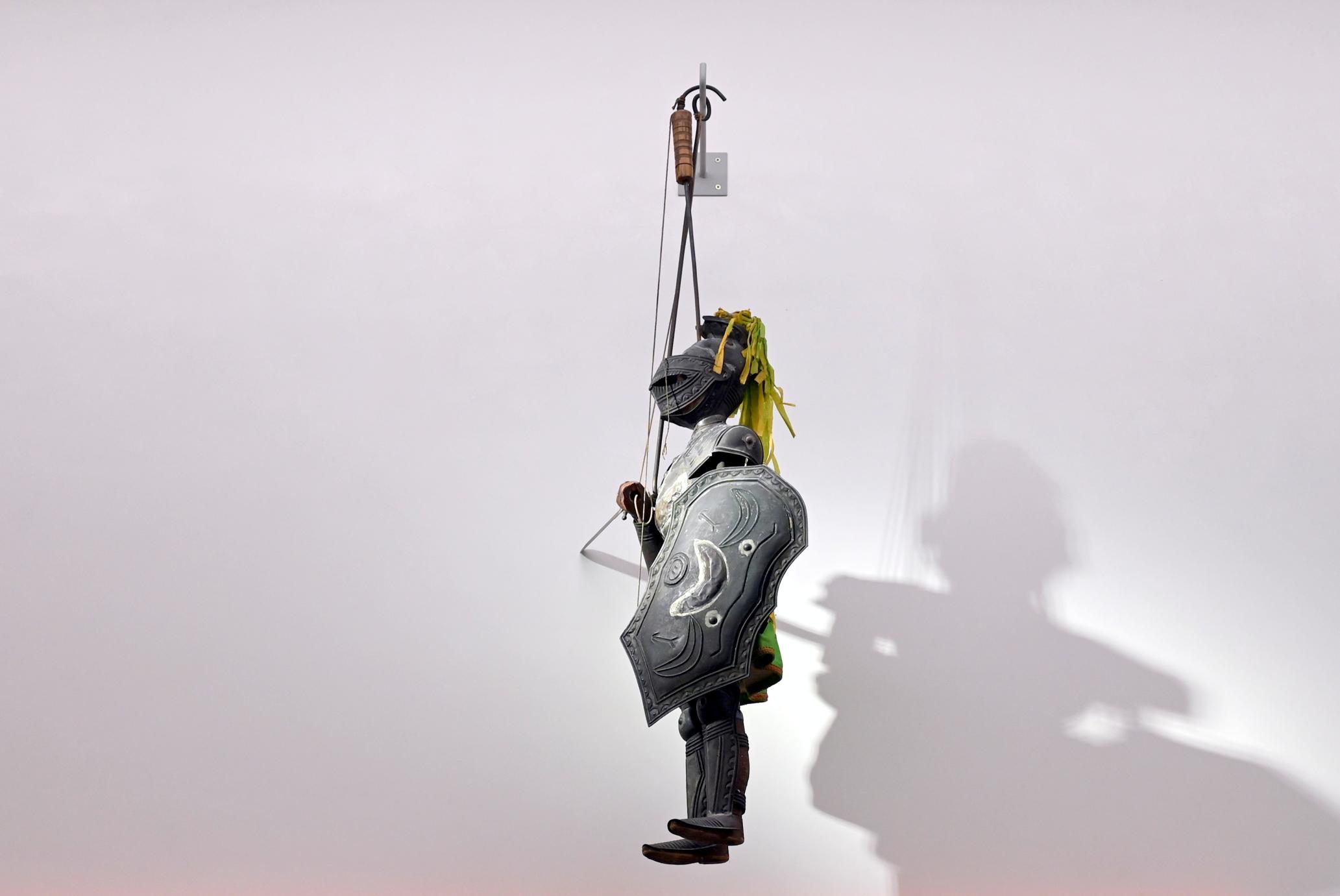 Bewaffnete Marionette, Schwäbisch Hall, Kunsthalle Würth, Ausstellung "Sport, Spaß und Spiel" vom 13.12.2021 - 26.02.2023, Untergeschoß, Undatiert, Bild 2/5