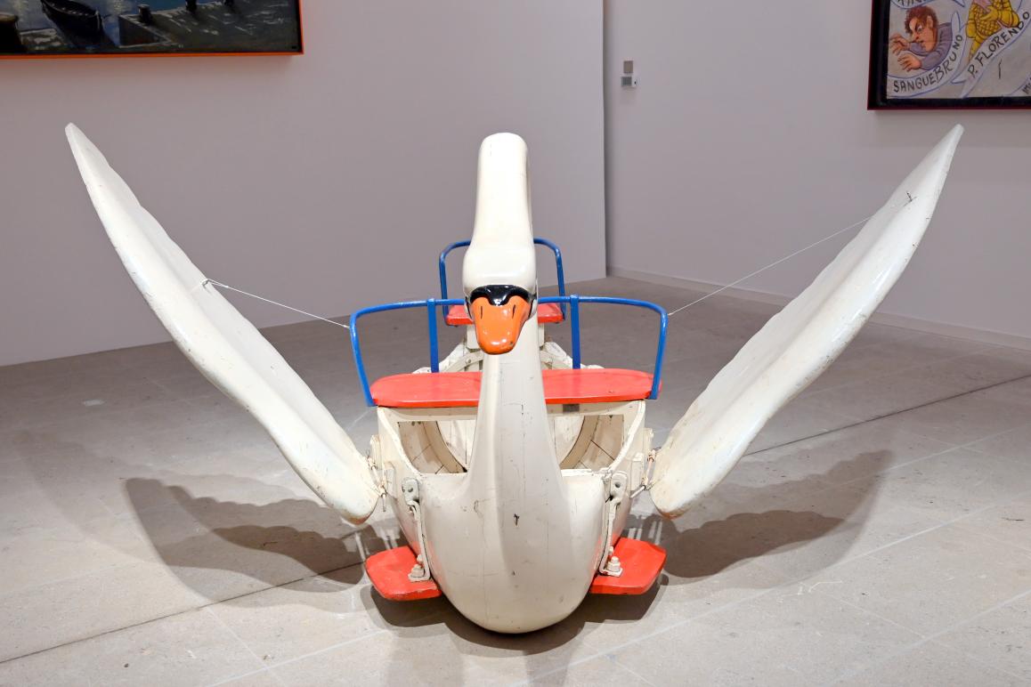 Karussellschwan aus einem französischen Karussell, Schwäbisch Hall, Kunsthalle Würth, Ausstellung "Sport, Spaß und Spiel" vom 13.12.2021 - 26.02.2023, Untergeschoß, 1920, Bild 3/6