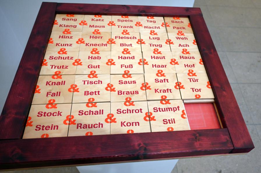 Hans Magnus Enzensberger (2003–2004), Idiomatische Geschichte, Schwäbisch Hall, Kunsthalle Würth, Ausstellung "Sport, Spaß und Spiel" vom 13.12.2021 - 26.02.2023, Untergeschoß, 2003–2006, Bild 2/3