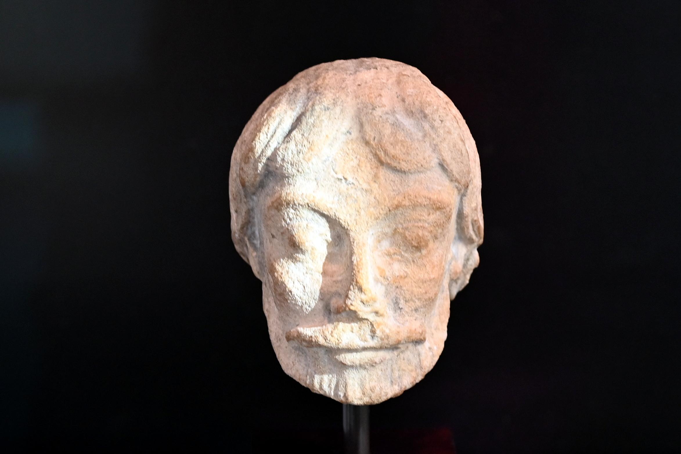 Männlicher Kopf, Chartres, Kathedrale Notre-Dame, jetzt Köln, Museum Schnütgen, Saal 1, 1145–1155, Bild 1/3