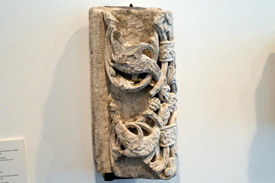 Bogensegment mit Drachen und Menschenkopf, Köln, Museum Schnütgen, Saal 2, um 1200–1230, Bild 1/2