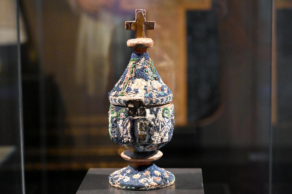Ziborium mit Perlstickerei, Köln, Museum Schnütgen, Saal 4, 2. Hälfte 13. Jhd., Bild 3/4