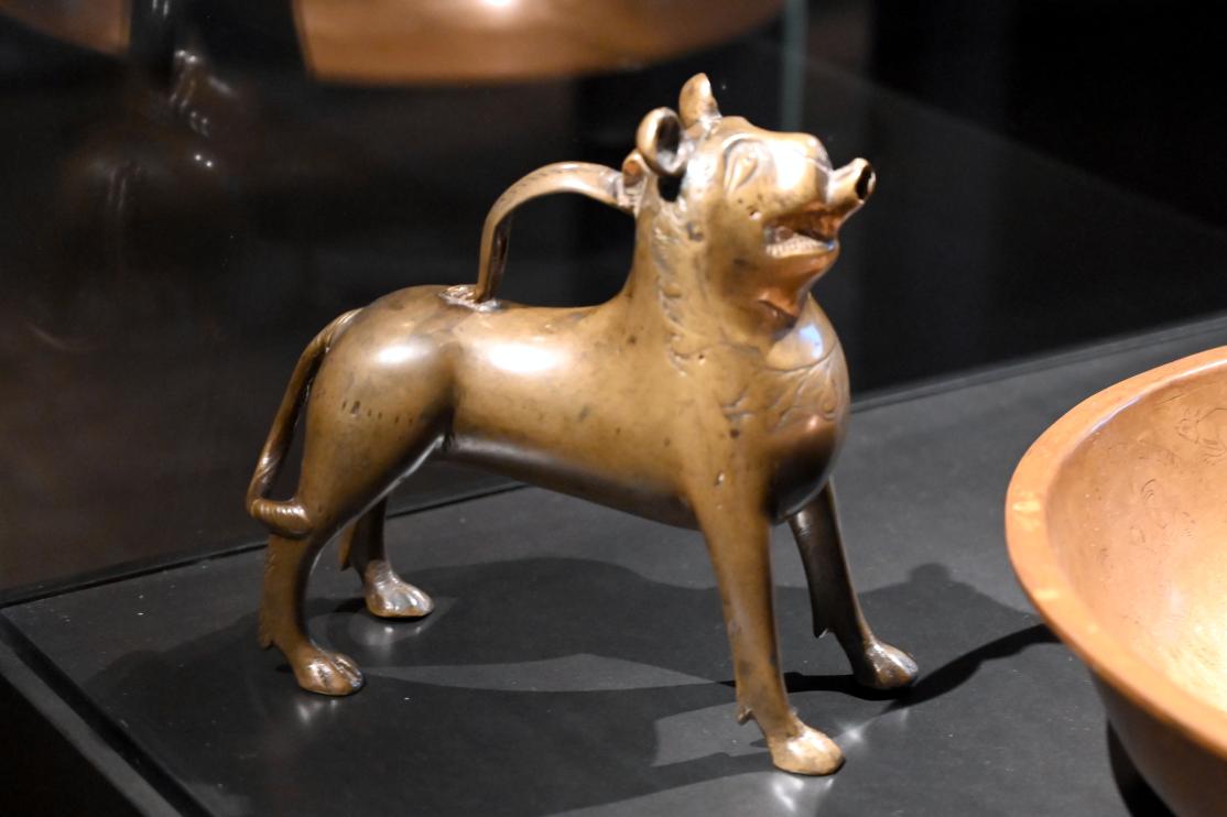 Gießgefäß zur Handwaschung (Aquamanile), Köln, Museum Schnütgen, Saal 4, 2. Hälfte 13. Jhd., Bild 3/4