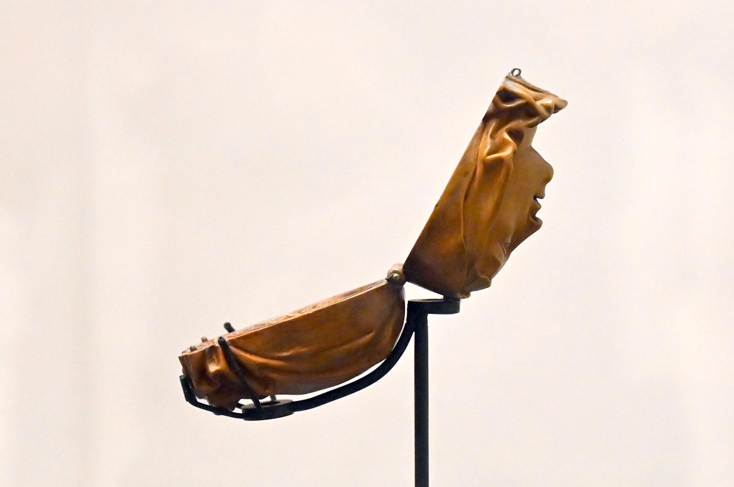 Gebetsnuss in Form des Kopfes der Jungfrau Maria, Köln, Museum Schnütgen, Saal 5, 16. Jhd., Bild 2/3