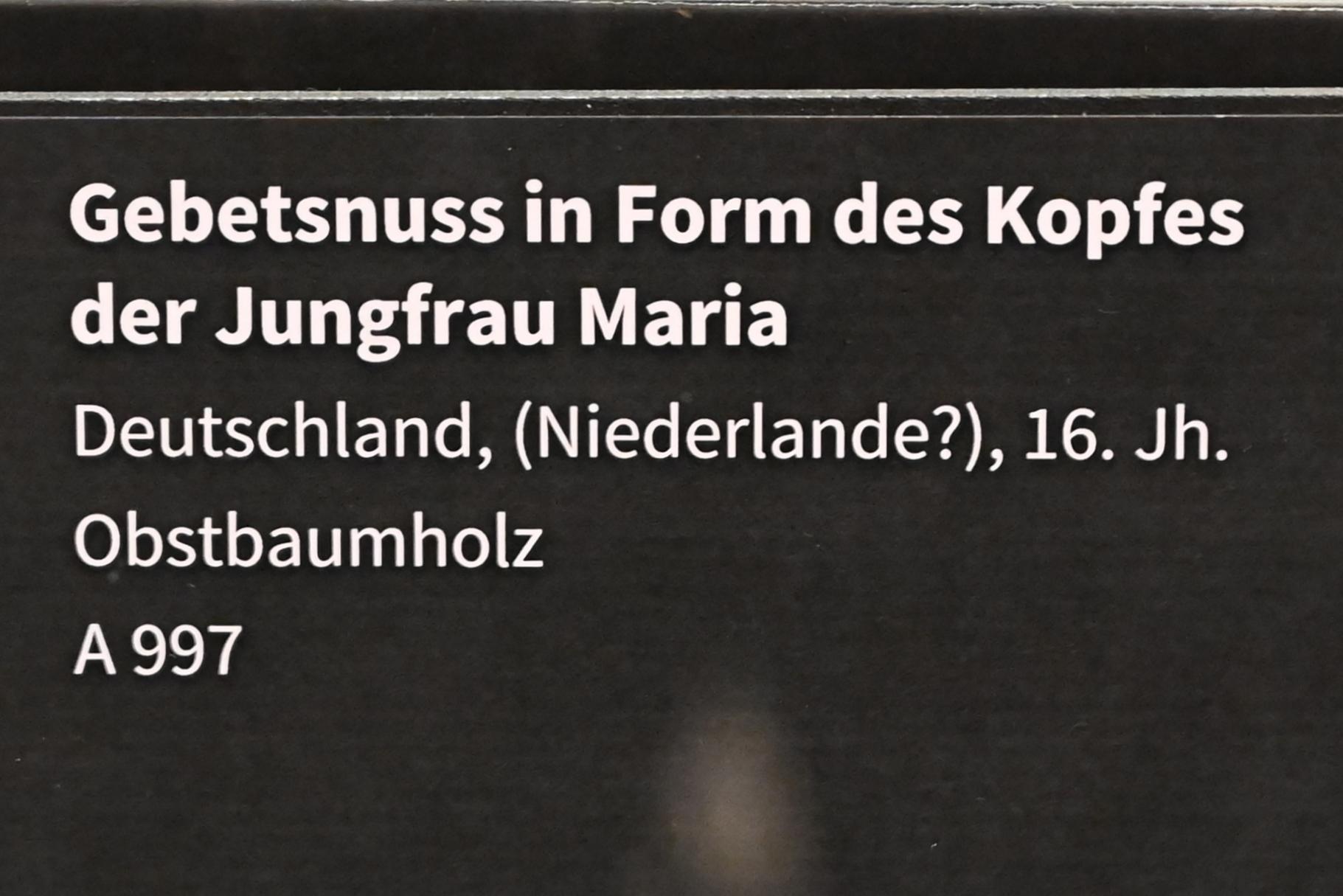 Gebetsnuss in Form des Kopfes der Jungfrau Maria, Köln, Museum Schnütgen, Saal 5, 16. Jhd., Bild 3/3
