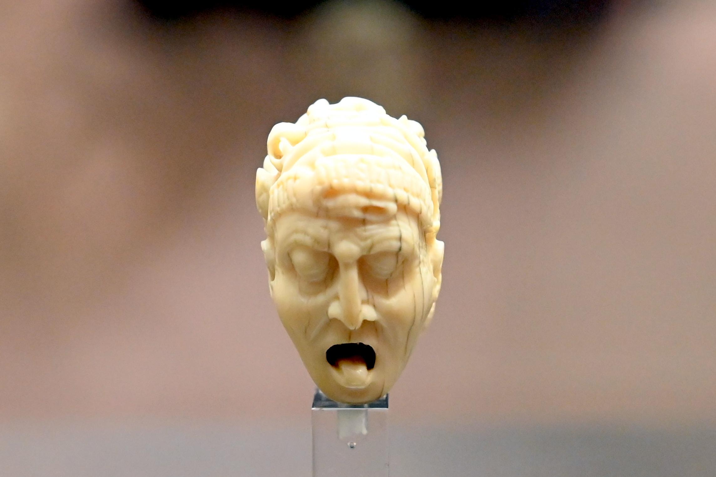 Fünf Wendehäupter als Rosenkranzglieder, Köln, Museum Schnütgen, Saal 5, um 1500–1700, Bild 4/6