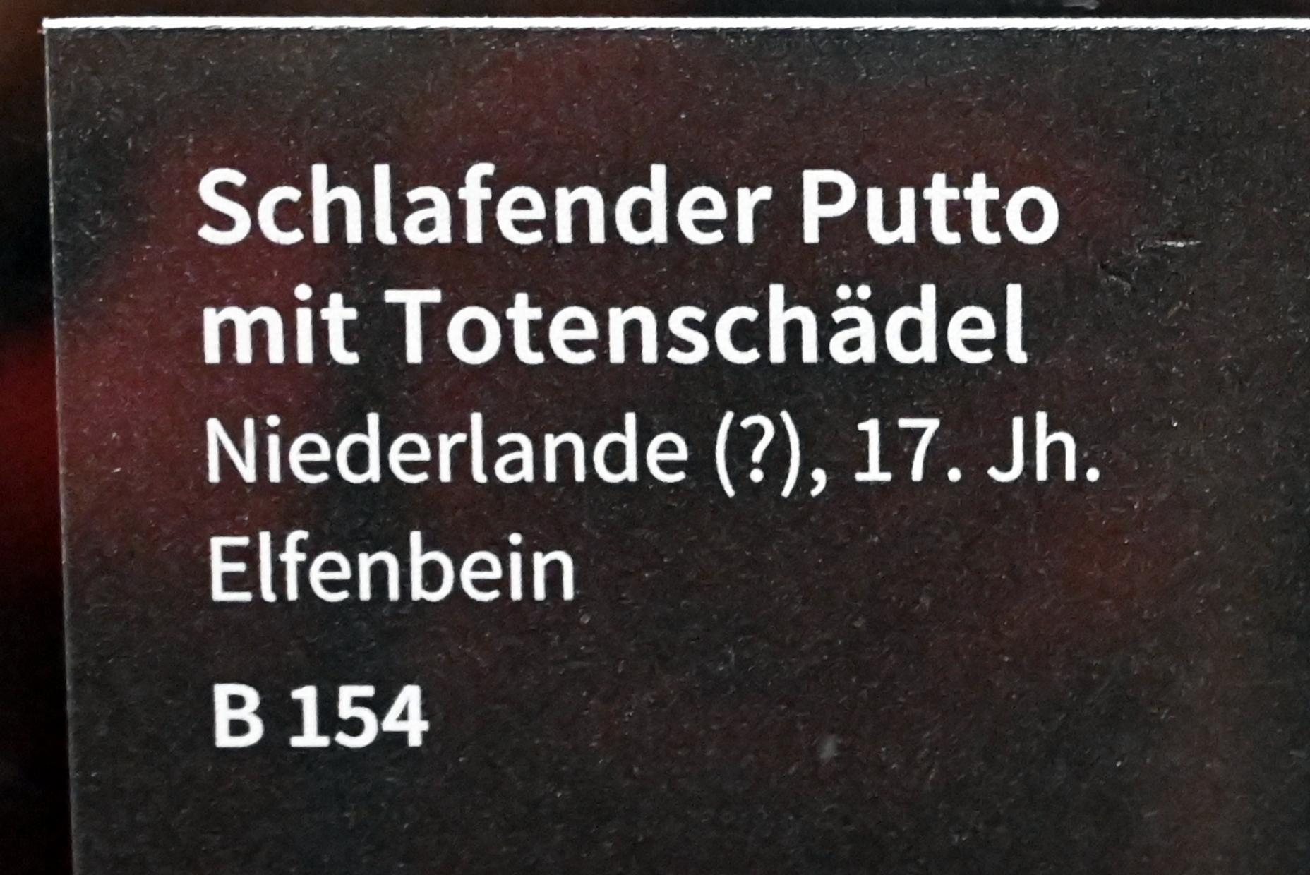 Schlafender Putto mit Totenschädel, Köln, Museum Schnütgen, Saal 5, 17. Jhd., Bild 2/2