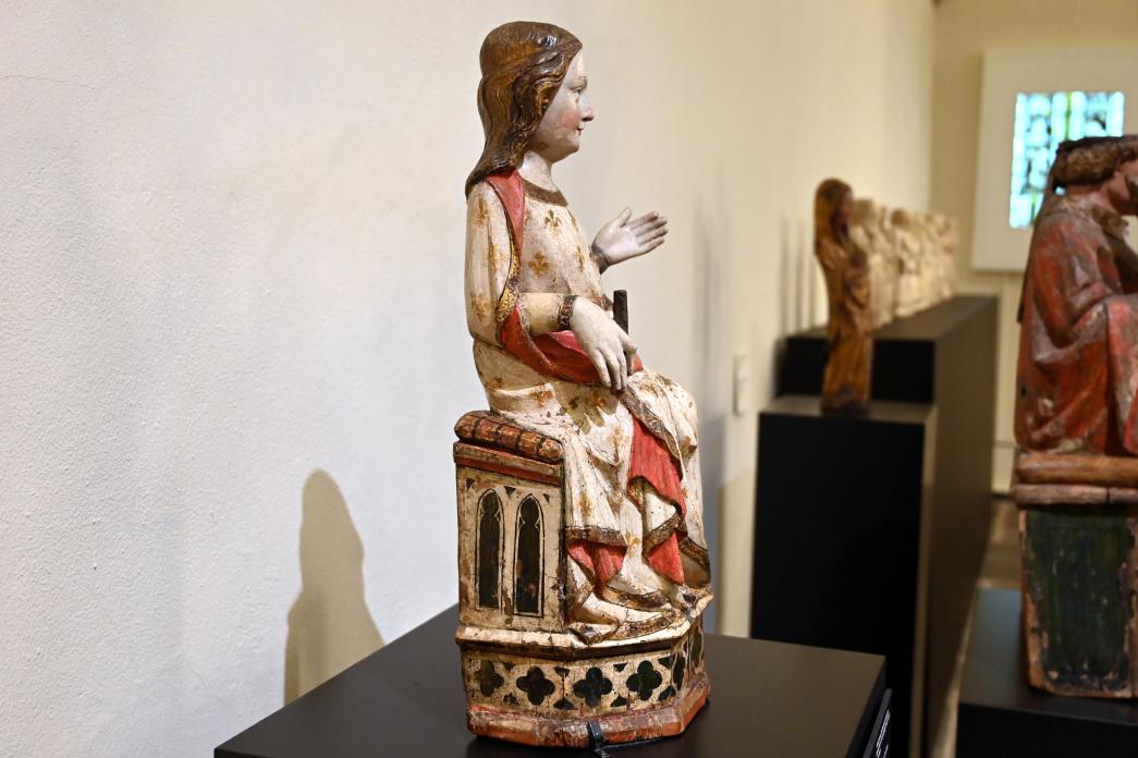 Thronende Muttergottes mit Darstellung einer betenden Klarissin am Sockel, Köln, Museum Schnütgen, Saal 7, um 1340, Bild 3/4