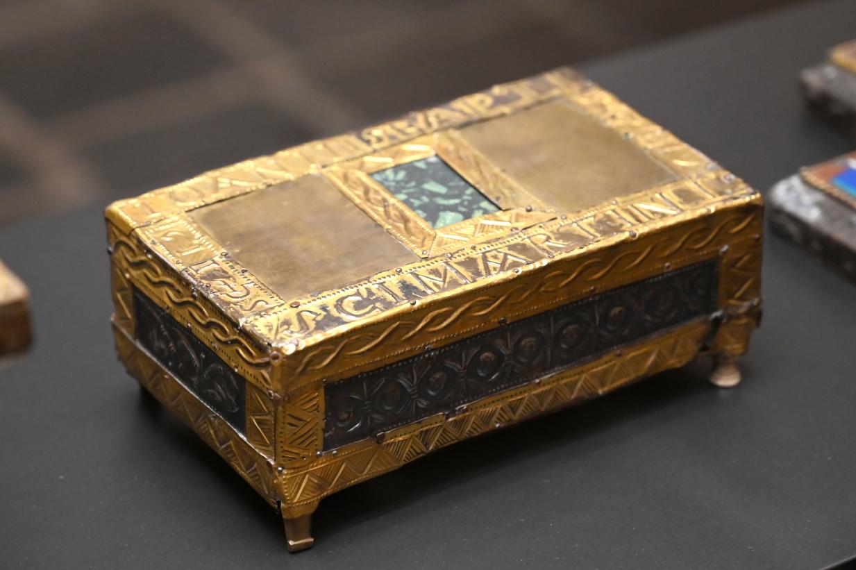 Tragaltar mit Relief eines Heiligen auf der Bodenfläche, Köln, Museum Schnütgen, Saal 9, 11. Jhd., Bild 2/3