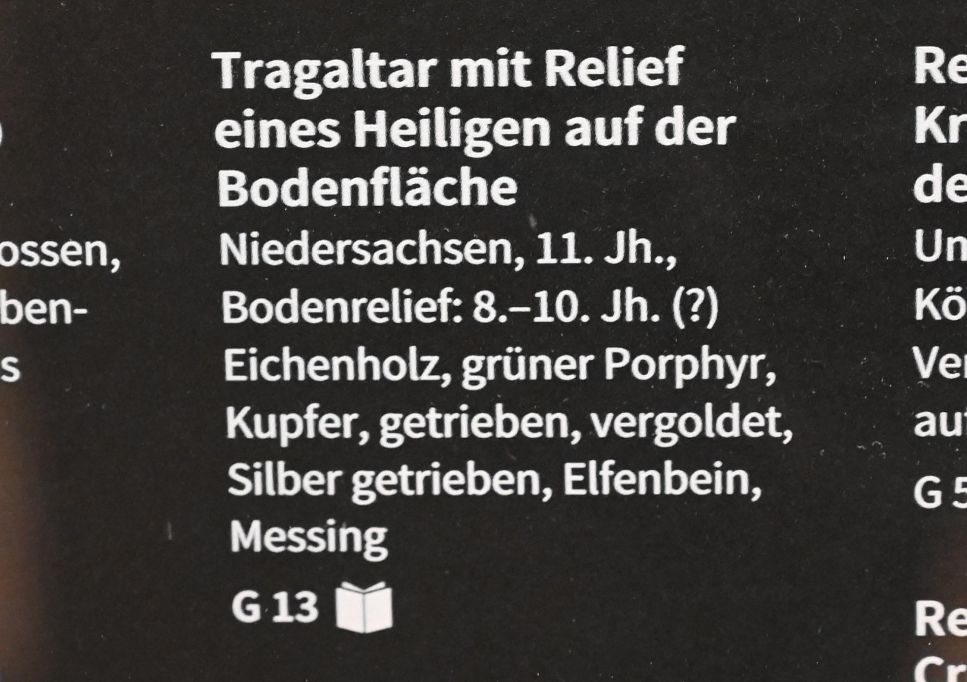 Tragaltar mit Relief eines Heiligen auf der Bodenfläche, Köln, Museum Schnütgen, Saal 9, 11. Jhd., Bild 3/3