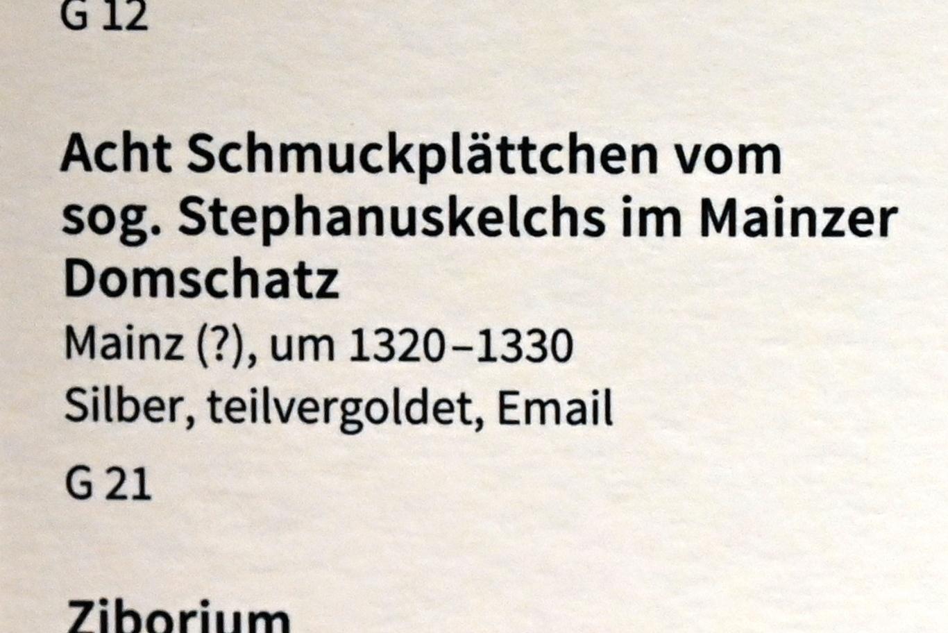 Acht Schmuckplättchen vom sog. Stephanuskelch im Mainzer Domschatz, Köln, Museum Schnütgen, Saal 10, um 1320–1330, Bild 2/2