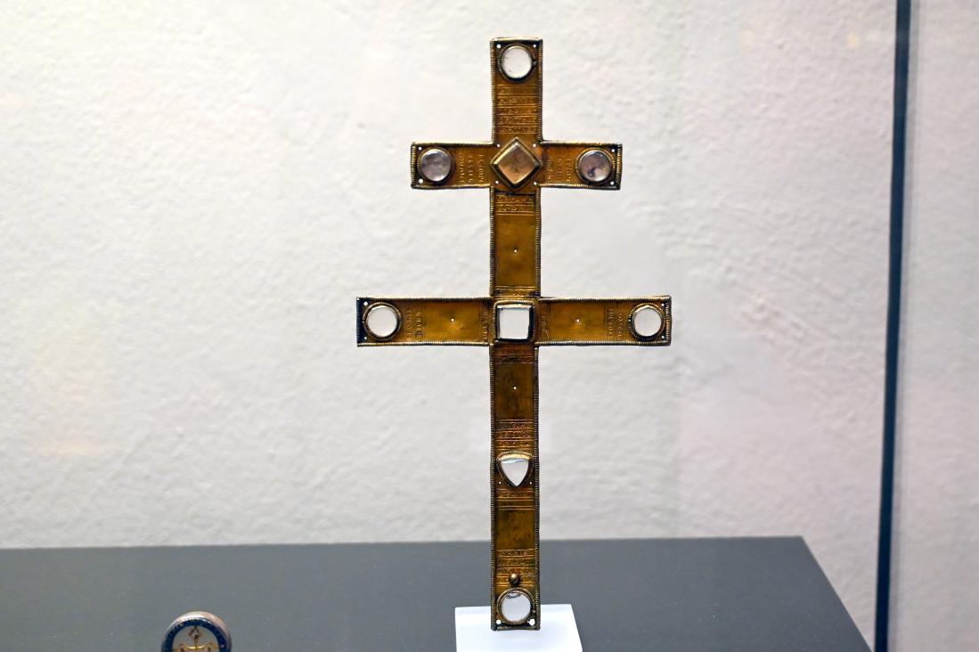 Steinbesetztes Bronzekreuz (Gemmenkreuz), Köln, Museum Schnütgen, Saal 10, um 800–1000, Bild 1/2