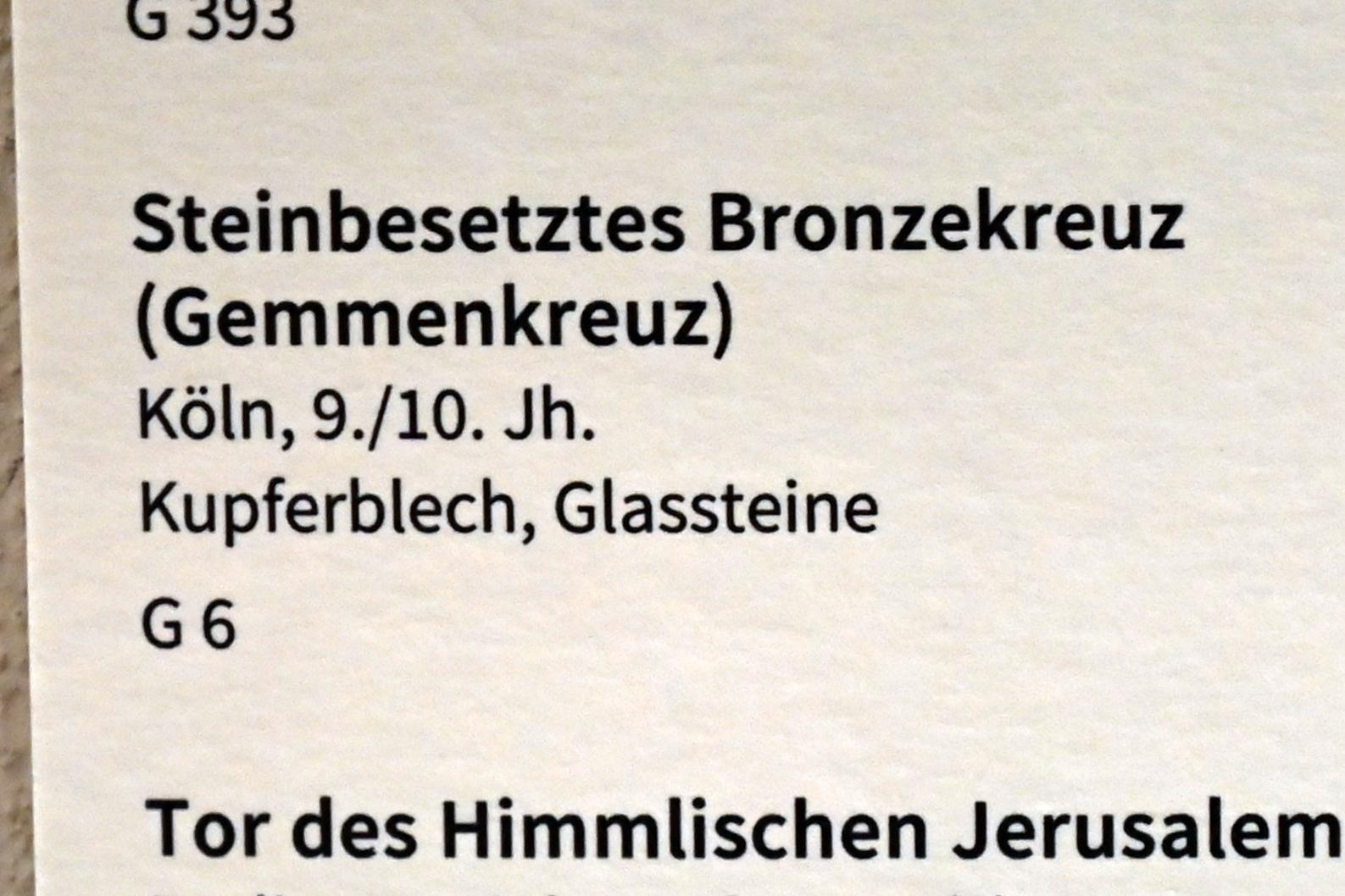 Steinbesetztes Bronzekreuz (Gemmenkreuz), Köln, Museum Schnütgen, Saal 10, um 800–1000, Bild 2/2
