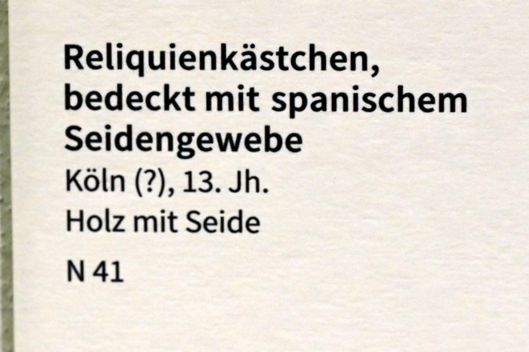 Reliquienkästchen, bedeckt mit spanischem Seidengewebe, Köln, Museum Schnütgen, Saal 10, 13. Jhd., Bild 2/2
