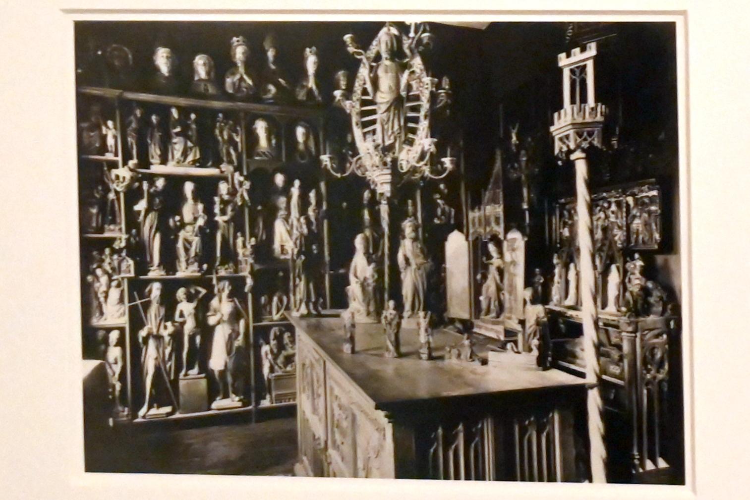 Alexander Schnütgen und seine Sammlung in seinen Wohnräumen im Haus Margarethenkloster 7, Köln, Museum Schnütgen, Saal 12, 1910, Bild 2/5