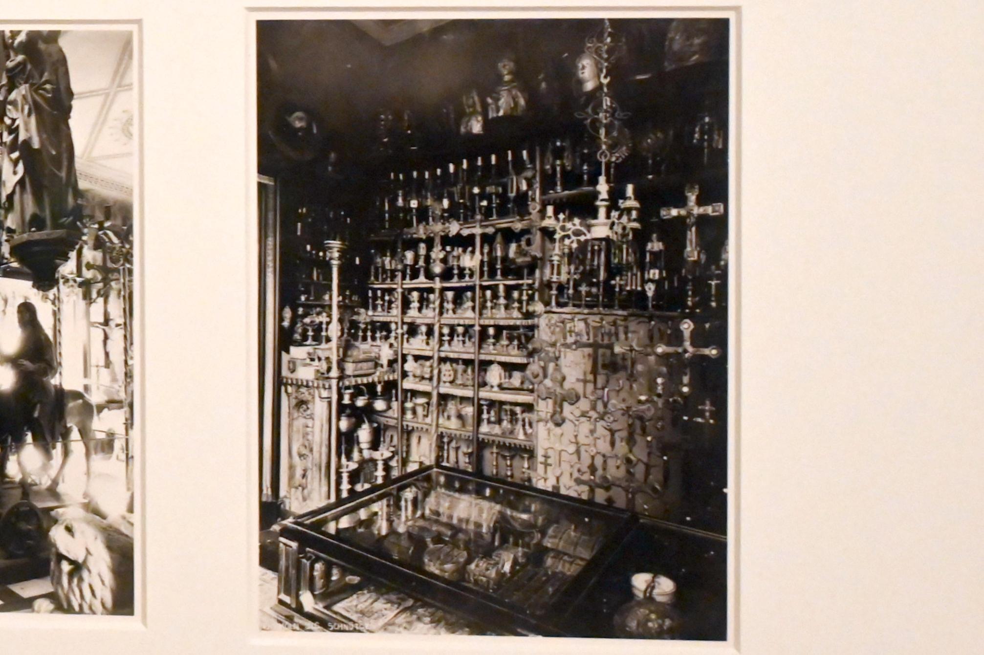 Alexander Schnütgen und seine Sammlung in seinen Wohnräumen im Haus Margarethenkloster 7, Köln, Museum Schnütgen, Saal 12, 1910, Bild 4/5