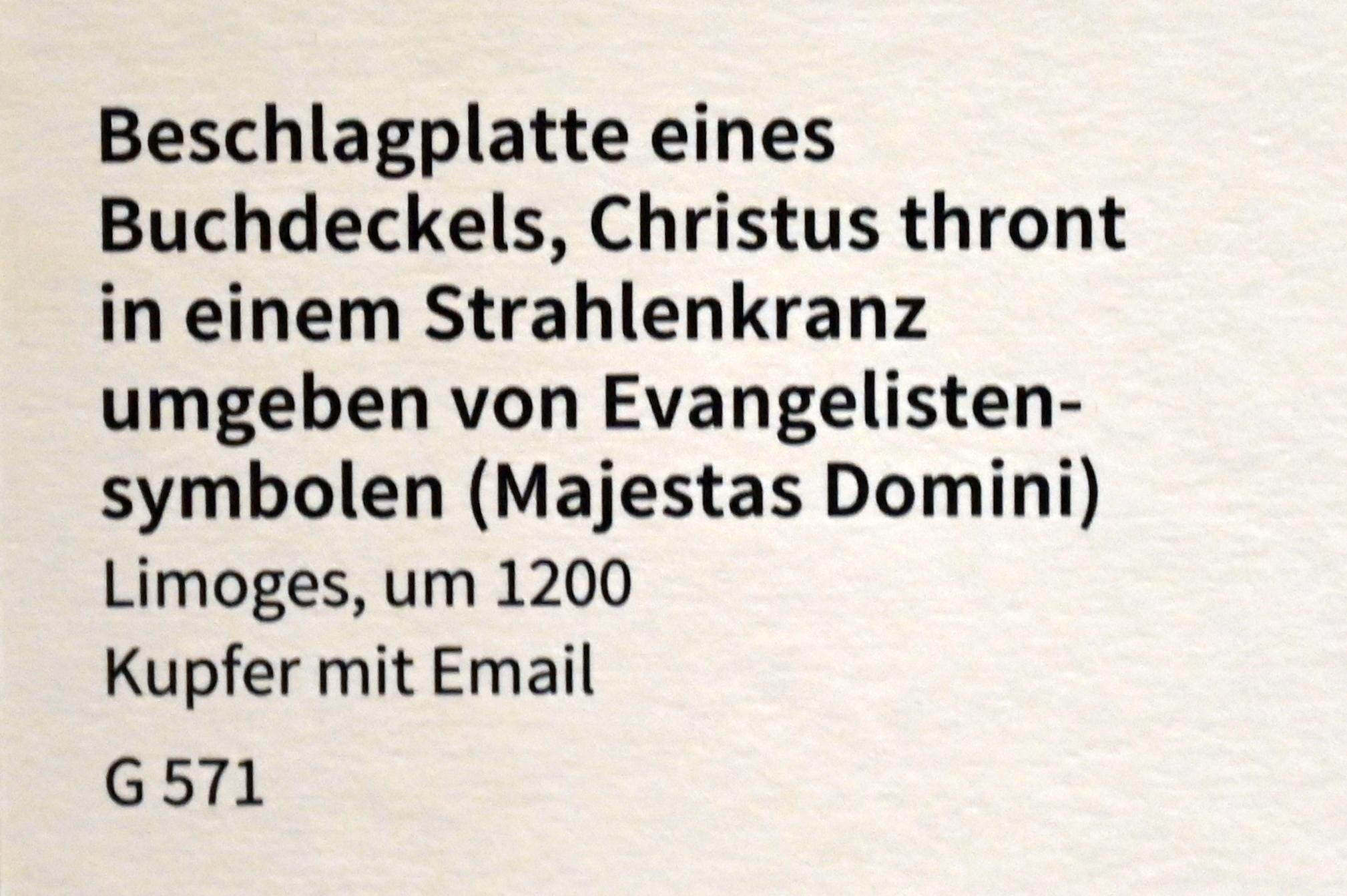 Beschlagplatte eines Buchdeckels, Christus thront in einem Strahlenkranz umgeben von Evangelistensymbolen (Majestas Domini), Köln, Museum Schnütgen, Saal 12, um 1200, Bild 2/2