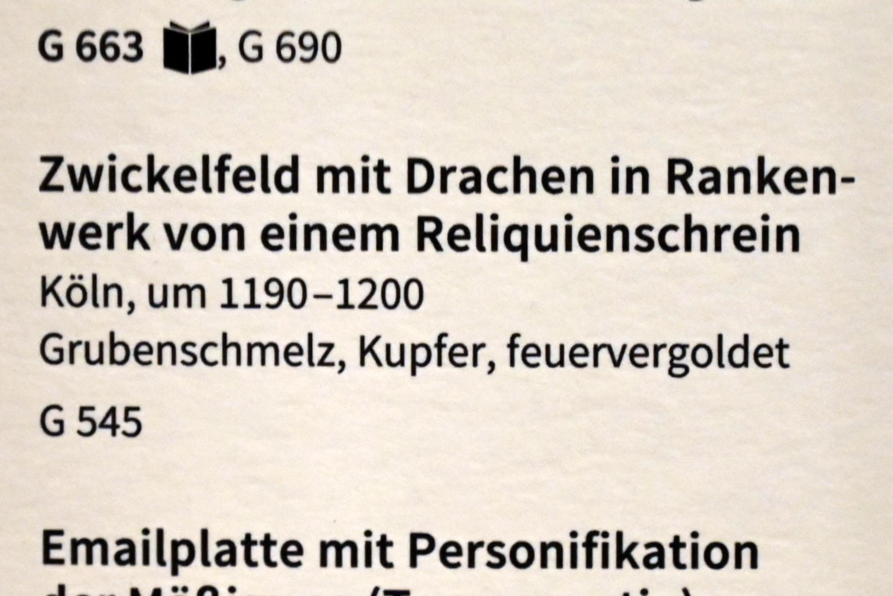 Zwickelfeld mit Drachen in Rankenwerk von einem Reliquienschrein, Köln, Museum Schnütgen, Saal 12, um 1190–1200, Bild 2/2