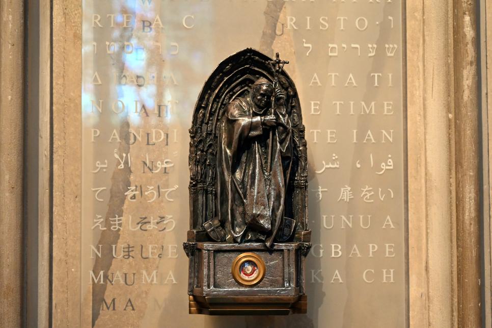 Blutreliquie des 2014 heiliggesprochenen Papstes Johannes Paul II., Köln, Hohe Domkirche Sankt Petrus (Kölner Dom), 2014, Bild 2/2