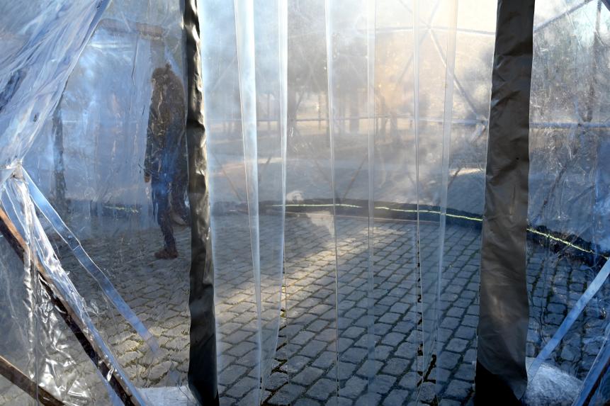 Michael Pinsky (2017), Pollution Pods - Verschmutzungskapseln, Bonn, Kunstmuseum, Ausstellung "Welt in der Schwebe" vom 24.02. - 19.06.2022, Außenbereich, 2017, Bild 3/20