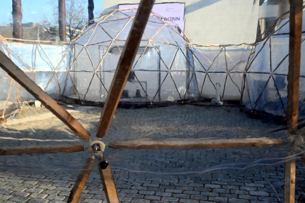 Michael Pinsky (2017), Pollution Pods - Verschmutzungskapseln, Bonn, Kunstmuseum, Ausstellung "Welt in der Schwebe" vom 24.02. - 19.06.2022, Außenbereich, 2017, Bild 4/20