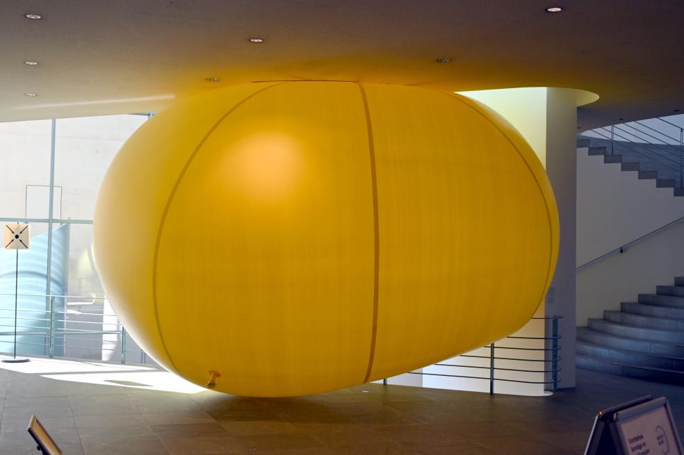 Hans Hemmert (1996–2022), O.T., Bonn, Kunstmuseum, Ausstellung "Welt in der Schwebe" vom 24.02. - 19.06.2022, Eingangshalle, 2022, Bild 1/3