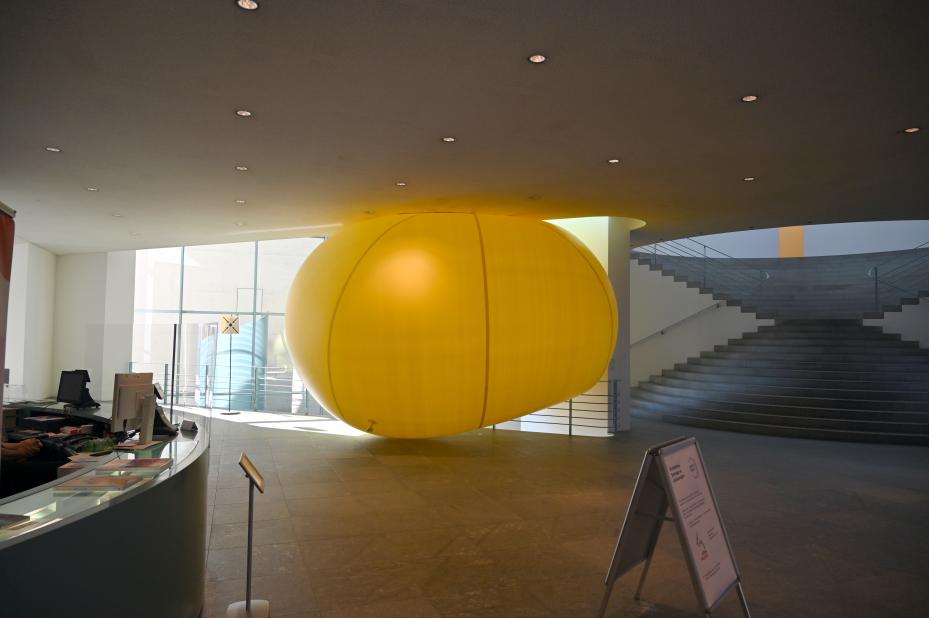Hans Hemmert (1996–2022), O.T., Bonn, Kunstmuseum, Ausstellung "Welt in der Schwebe" vom 24.02. - 19.06.2022, Eingangshalle, 2022, Bild 2/3