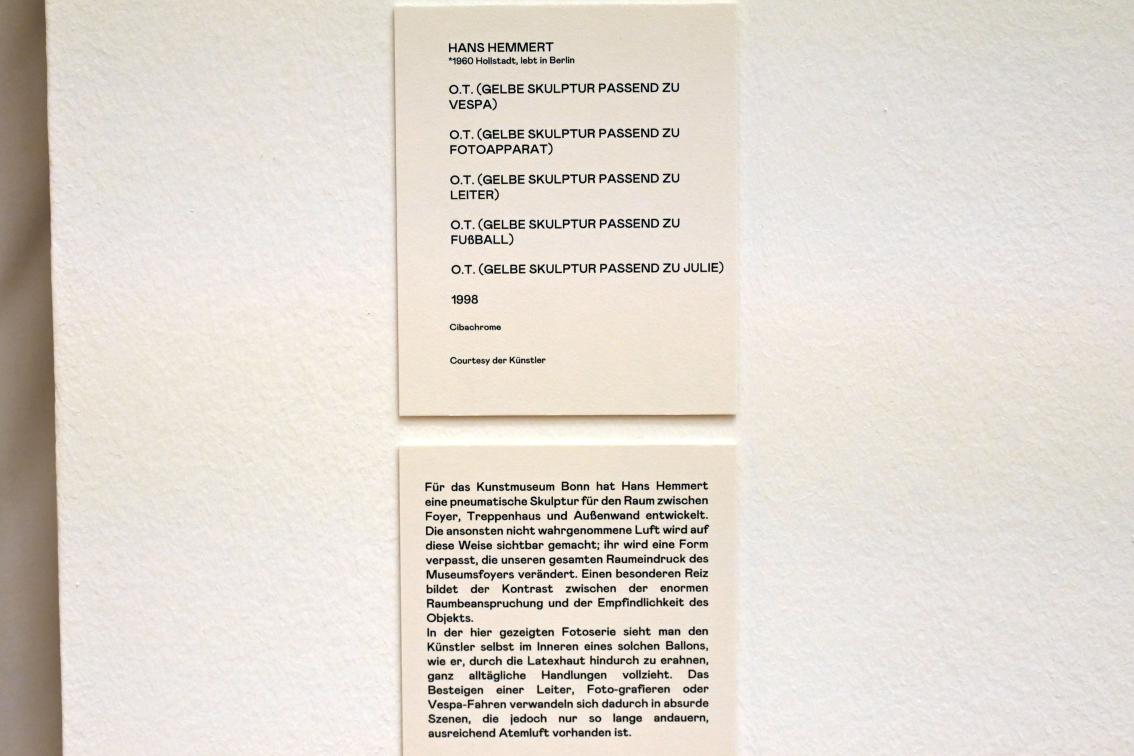 Hans Hemmert (1996–2022), O.T. (Gelbe Skulptur passend zu Vespa), Bonn, Kunstmuseum, Ausstellung "Welt in der Schwebe" vom 24.02. - 19.06.2022, Saal 4, 1998, Bild 2/2