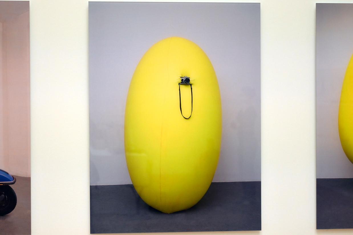 Hans Hemmert (1996–2022), O.T. (Gelbe Skulptur passend zu Fotoapparat), Bonn, Kunstmuseum, Ausstellung "Welt in der Schwebe" vom 24.02. - 19.06.2022, Saal 4, 1998