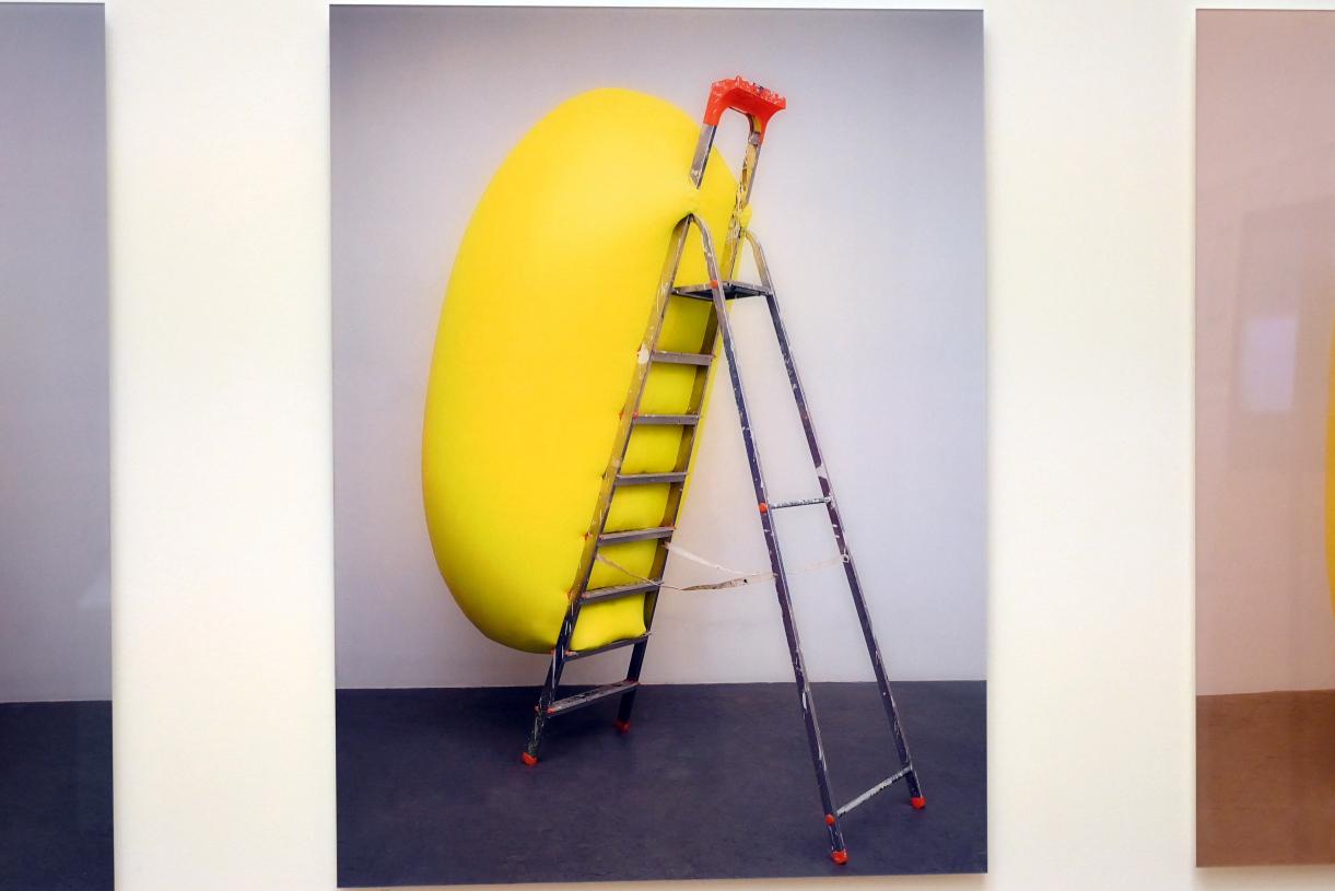 Hans Hemmert (1996–2022), O.T. (Gelbe Skulptur passend zu Leiter), Bonn, Kunstmuseum, Ausstellung "Welt in der Schwebe" vom 24.02. - 19.06.2022, Saal 4, 1998, Bild 1/2