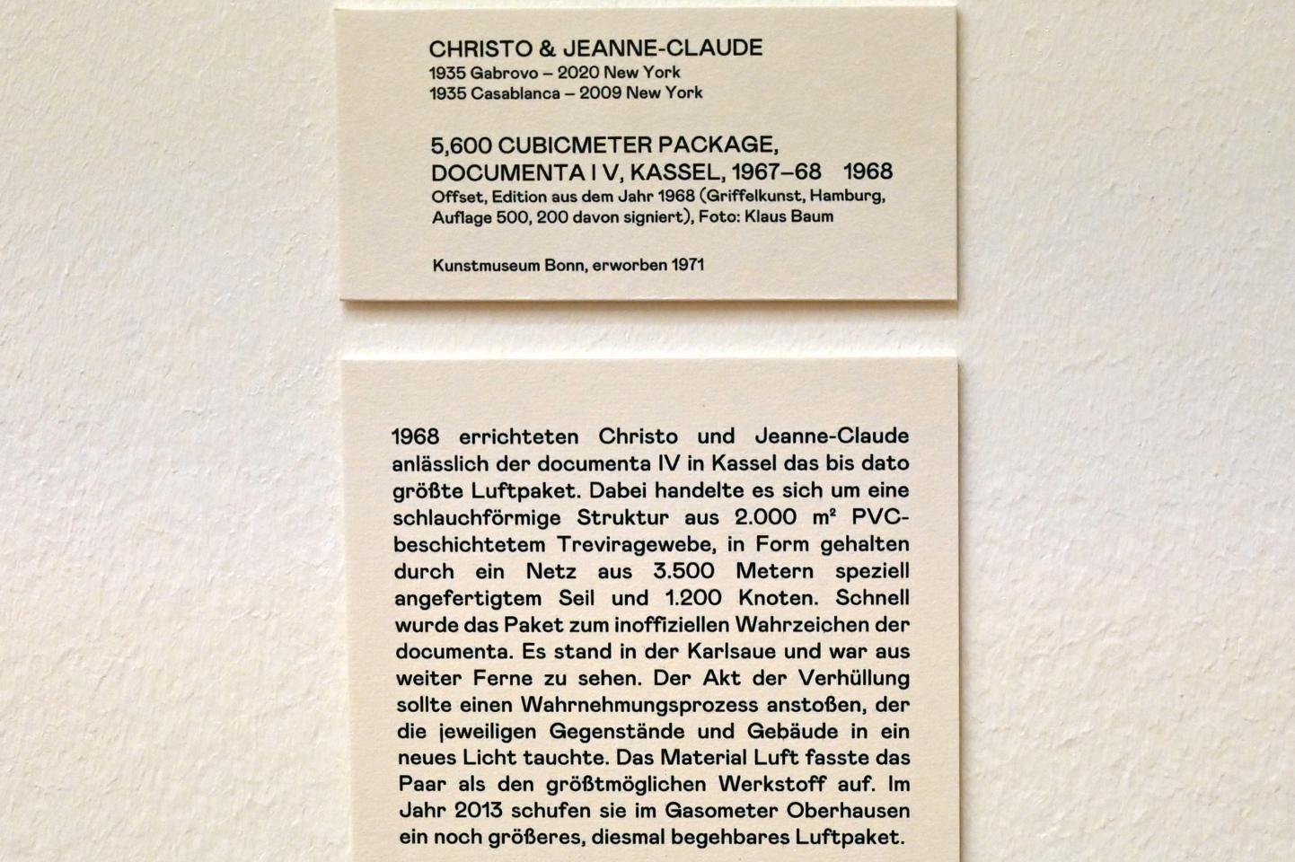 Christo (1961–2019), 5,600 cubicmeter package, Documenta IV, Kassel, 1967-68, Bonn, Kunstmuseum, Ausstellung "Welt in der Schwebe" vom 24.02. - 19.06.2022, Saal 4, 1968, Bild 2/2