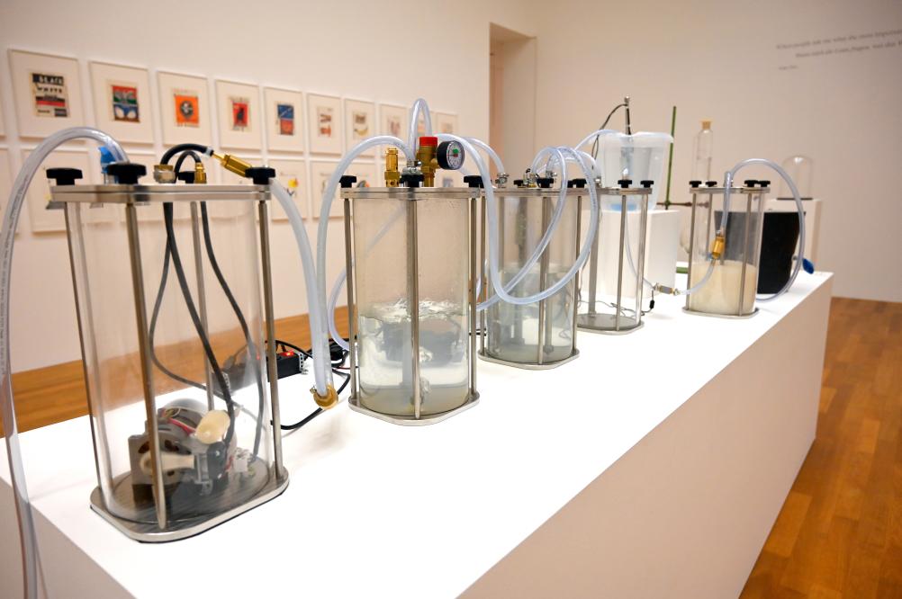 Martin Werthmann (2010), Diamant-Atem-Maschine, Bonn, Kunstmuseum, Ausstellung "Welt in der Schwebe" vom 24.02. - 19.06.2022, Saal 4, 2010, Bild 2/5