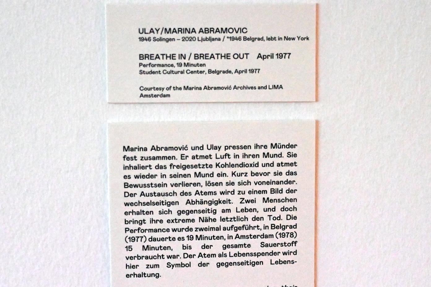 Marina Abramović (1977–1990), Breathe in / Breathe out, Bonn, Kunstmuseum, Ausstellung "Welt in der Schwebe" vom 24.02. - 19.06.2022, Saal 8, 1977, Bild 2/3