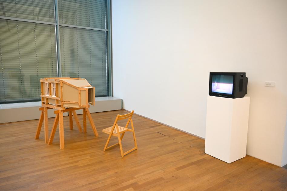 Michael Görnert (1999), Das Gemach der Arnolfini - frei nach Jan van Eyck, Bonn, Kunstmuseum Bonn, Saal 3, 1999, Bild 2/5