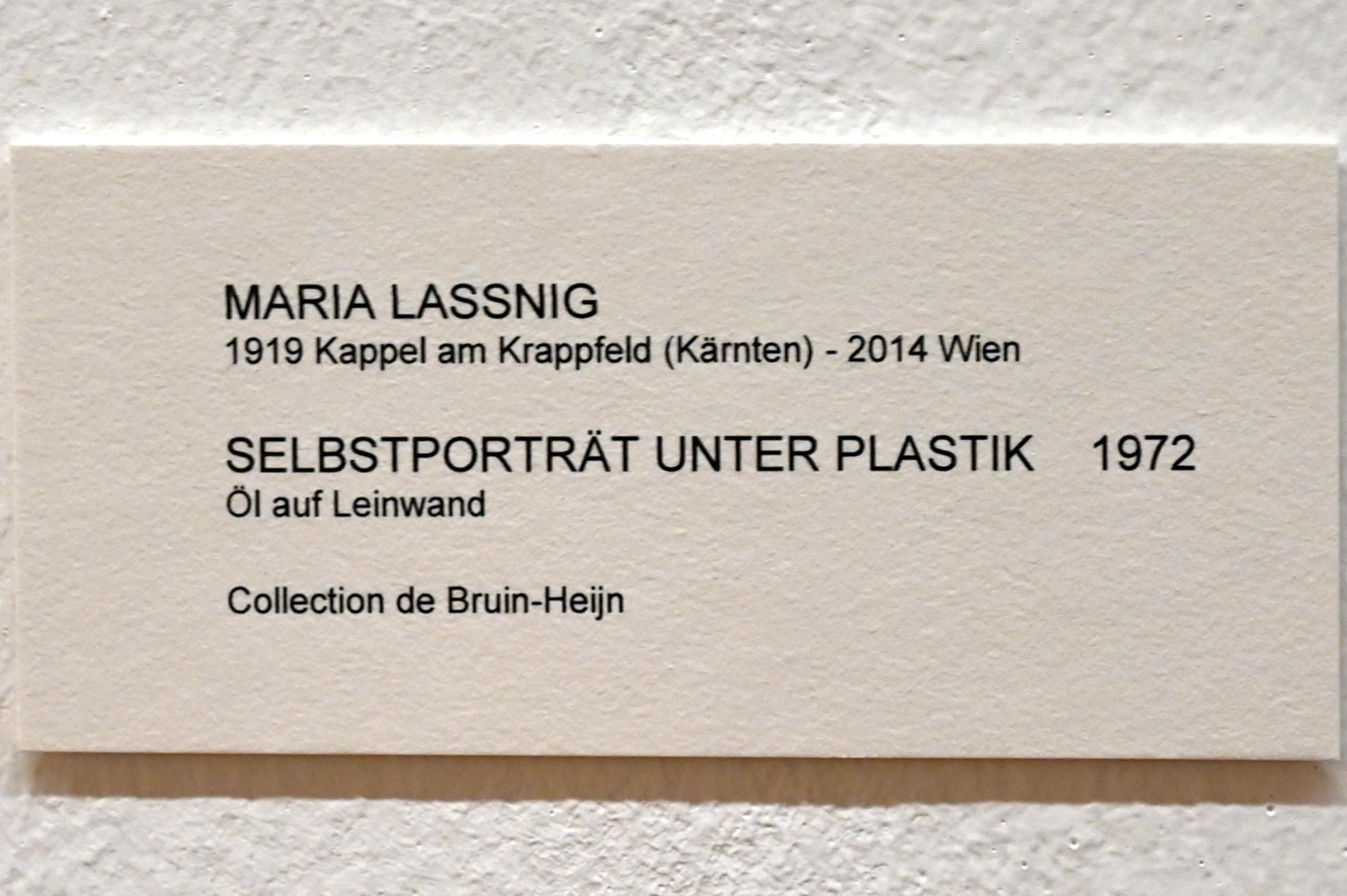 Maria Lassnig (1945–2011), Selbstporträt unter Plastik, Bonn, Kunstmuseum, Ausstellung "Maria Lassnig - Wach bleiben" vom 10.02. - 08.05.2022, Saal 1, 1972, Bild 2/2