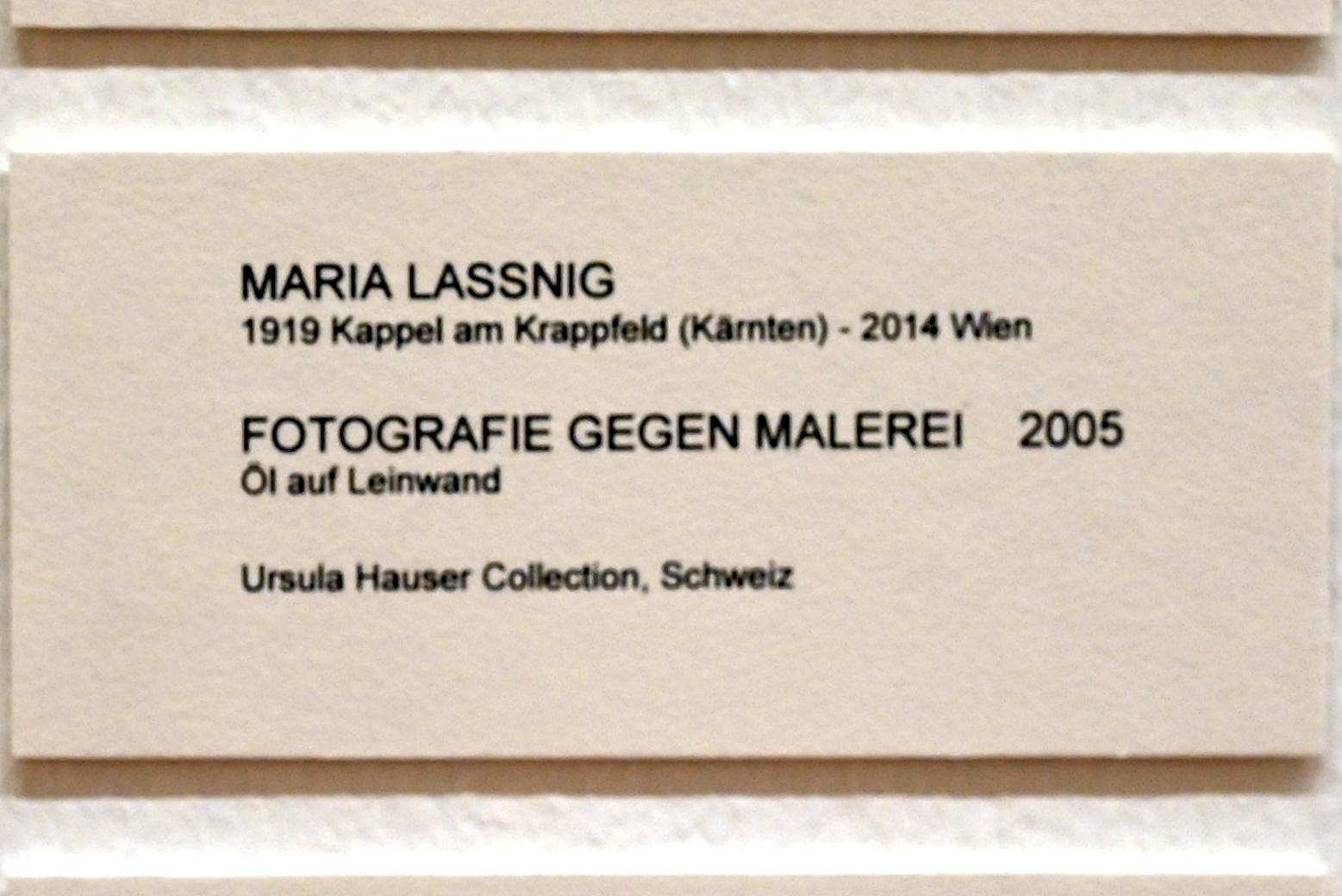 Maria Lassnig (1945–2011), Fotografie gegen Malerei, Bonn, Kunstmuseum, Ausstellung "Maria Lassnig - Wach bleiben" vom 10.02. - 08.05.2022, Saal 3, 2005, Bild 2/3