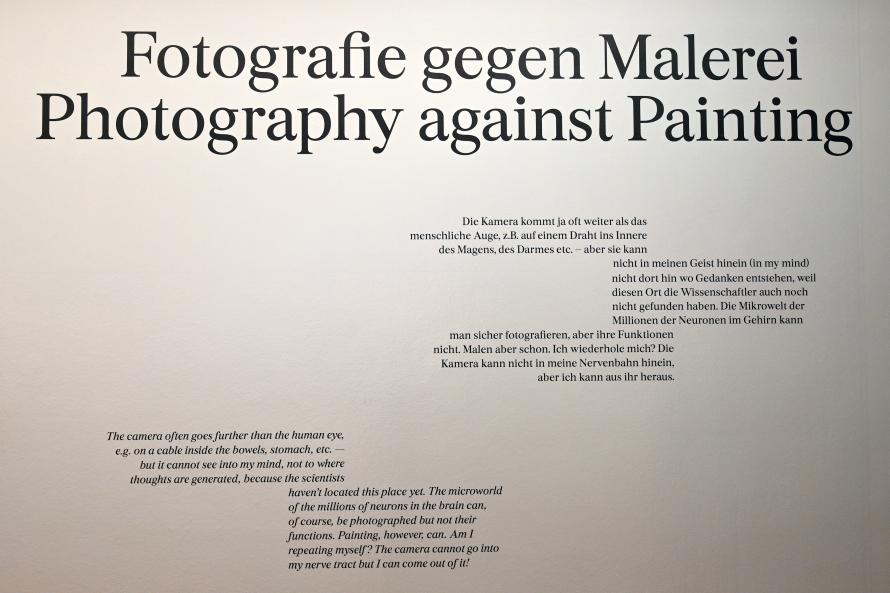 Maria Lassnig (1945–2011), Fotografie gegen Malerei, Bonn, Kunstmuseum, Ausstellung "Maria Lassnig - Wach bleiben" vom 10.02. - 08.05.2022, Saal 3, 2005, Bild 3/3