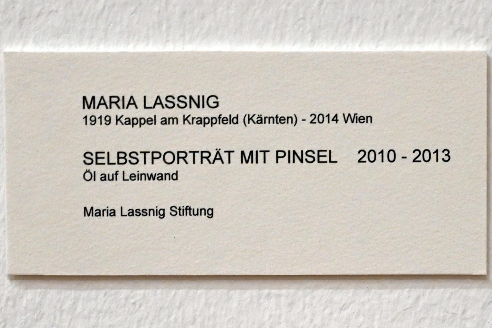 Maria Lassnig (1945–2011), Selbstporträt mit Pinsel, Bonn, Kunstmuseum, Ausstellung "Maria Lassnig - Wach bleiben" vom 10.02. - 08.05.2022, Saal 5, 2010–2013, Bild 2/2