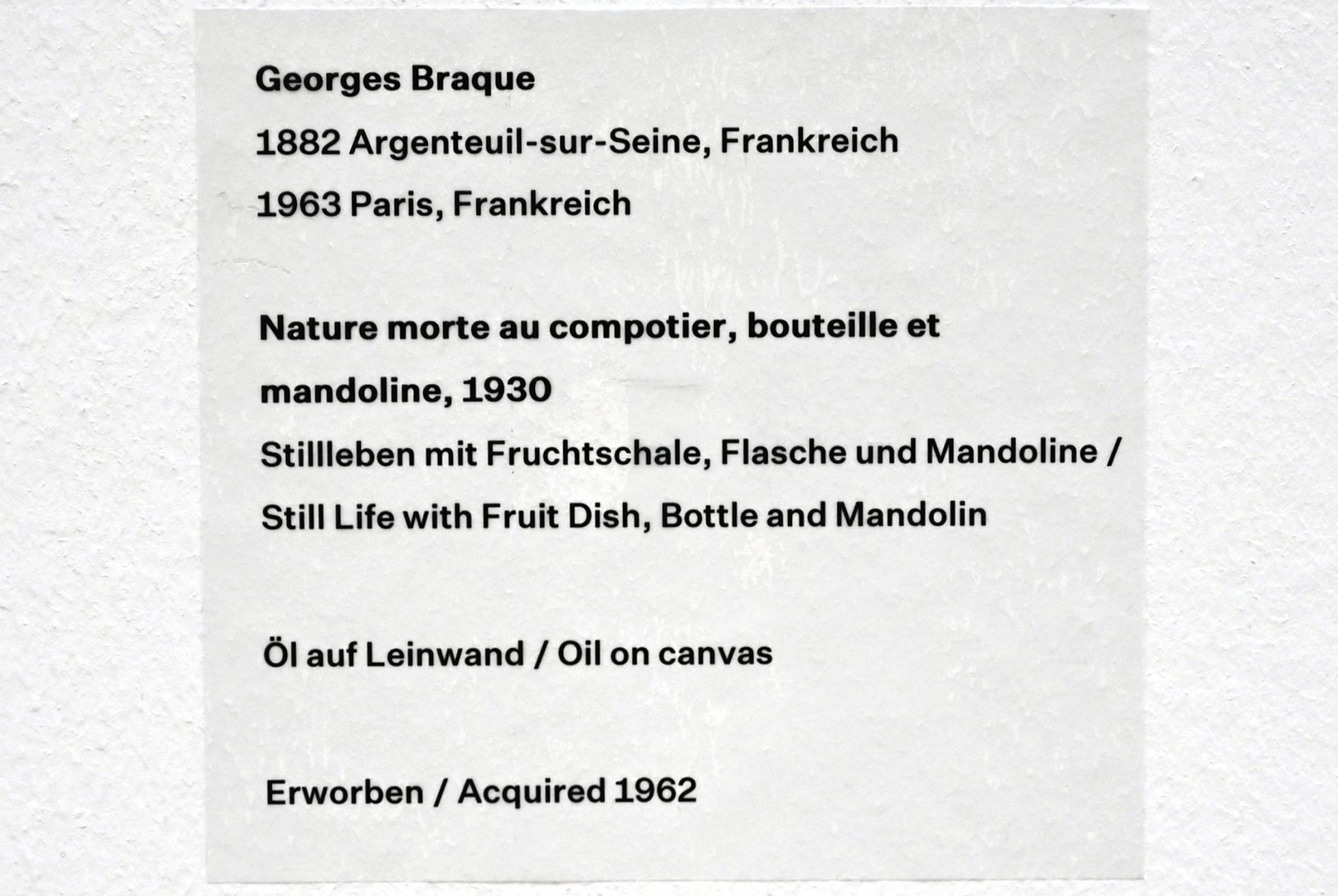 Georges Braque (1906–1956), Stillleben mit Fruchtschale, Flasche und Mandoline, Düsseldorf, Kunstsammlung K20, Saal 8, 1930, Bild 2/2