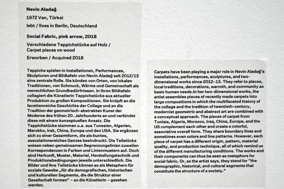 Nevin Aladağ (2018), Social Fabric, pink arrow, Düsseldorf, Kunstsammlung K20, Saal 10, 2018, Bild 2/2