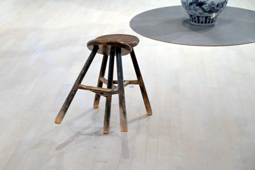 Ai Weiwei (2003–2017), Schemel, Düsseldorf, Kunstsammlung K21, 2. Obergeschoss, 2014, Bild 2/3
