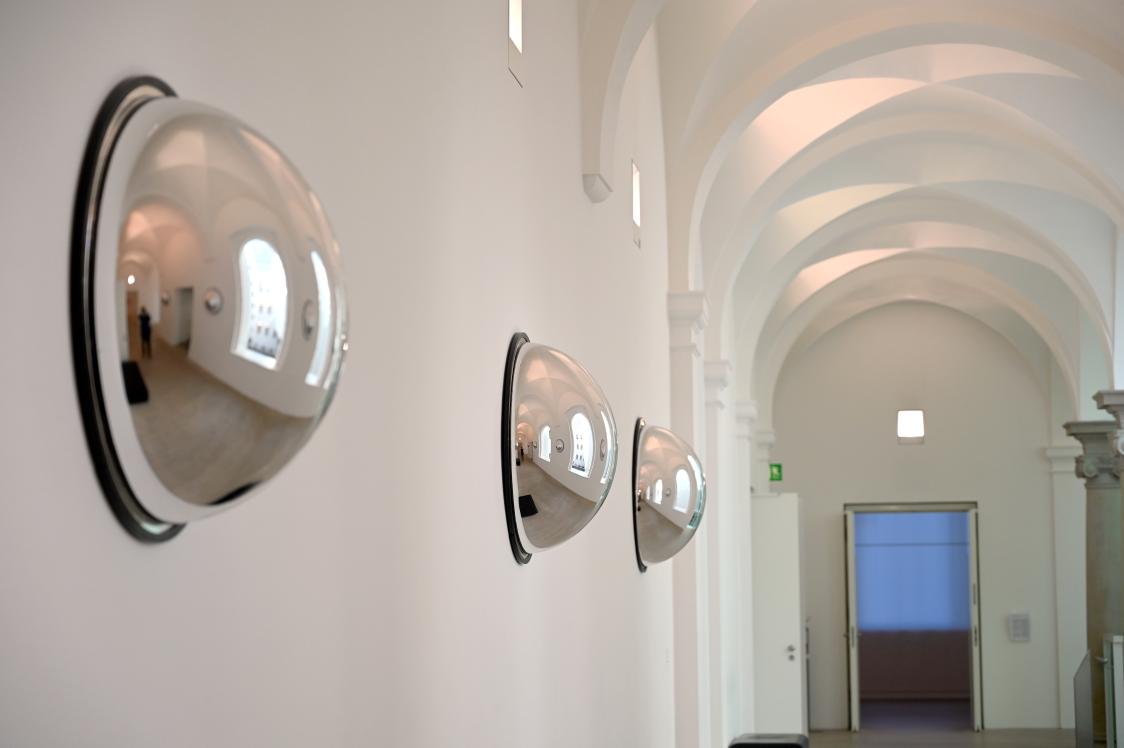 Lutz Bacher (2017–2018), Kyklopen, 27. März 2017, Düsseldorf, Kunstsammlung K21, 2. Obergeschoss, 2017, Bild 2/3