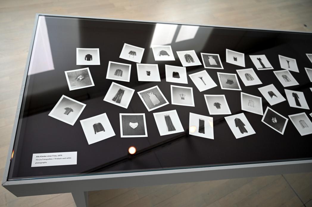 Hans-Peter Feldmann (1975–2014), Alle Kleider einer Frau, Düsseldorf, Kunstsammlung K21, 2. Obergeschoss, 1975, Bild 2/4