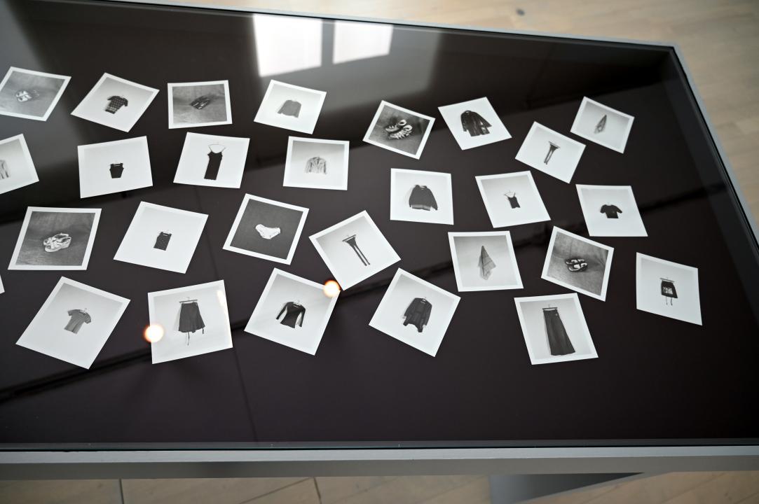 Hans-Peter Feldmann (1975–2014), Alle Kleider einer Frau, Düsseldorf, Kunstsammlung K21, 2. Obergeschoss, 1975, Bild 3/4