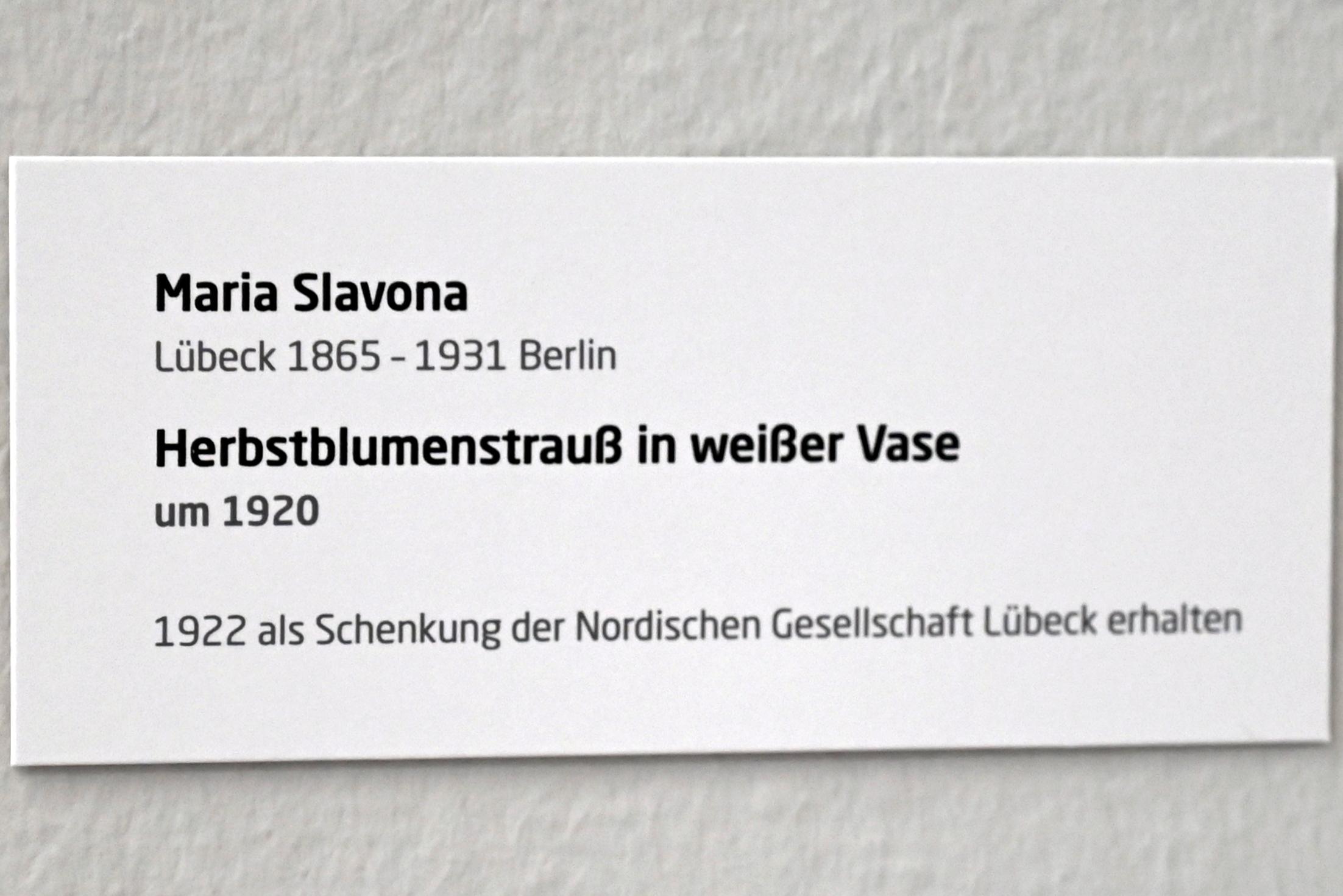Maria Slavona (1898–1920), Herbstblumenstrauß in weißer Vase, Lübeck, Museum Behnhaus Drägerhaus, Obergeschoß Haupthaus Saal 2, um 1920, Bild 2/2