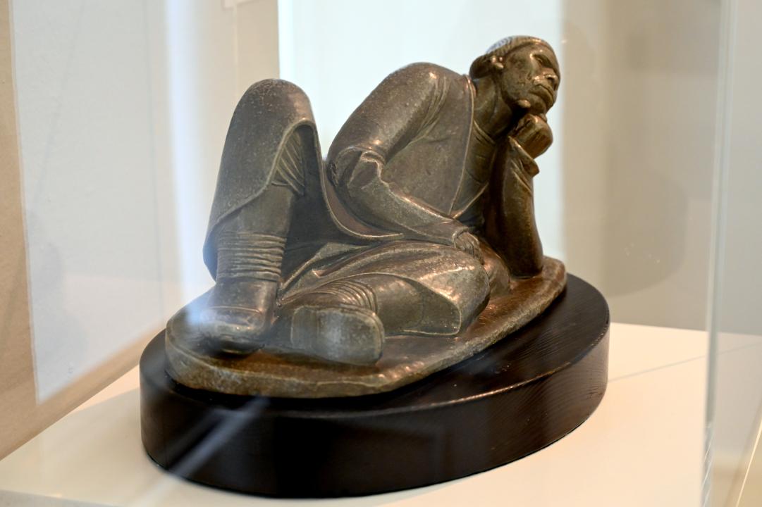 Ernst Barlach (1906–1936), Liegender Bauer, Lübeck, Museum Behnhaus Drägerhaus, Obergeschoß Haupthaus Saal 3, 1908, Bild 2/3
