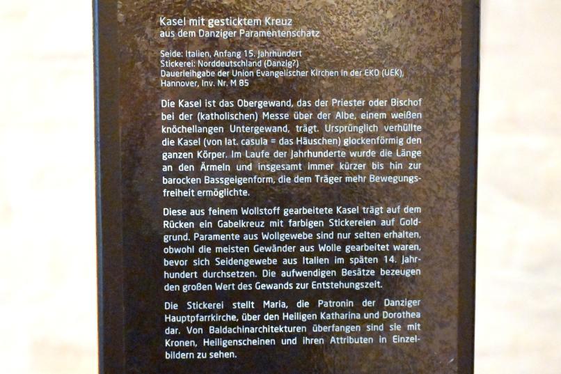 Kasel mit gesticktem Kreuz aus dem Danziger Paramentenschatz, Danzig, Kathedrale Mariä Himmelfahrt (Marienkirche ), jetzt Lübeck, St. Annen-Museum, Saal 6, Beginn 15. Jhd., Bild 2/2