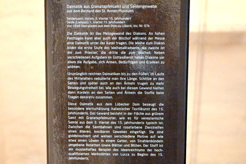Dalmatik aus Granatapfelsamt und Seidengewebe, Lübeck, Lübecker Dom, jetzt Lübeck, St. Annen-Museum, Saal 6, 3. Viertel 15. Jhd., Bild 2/2
